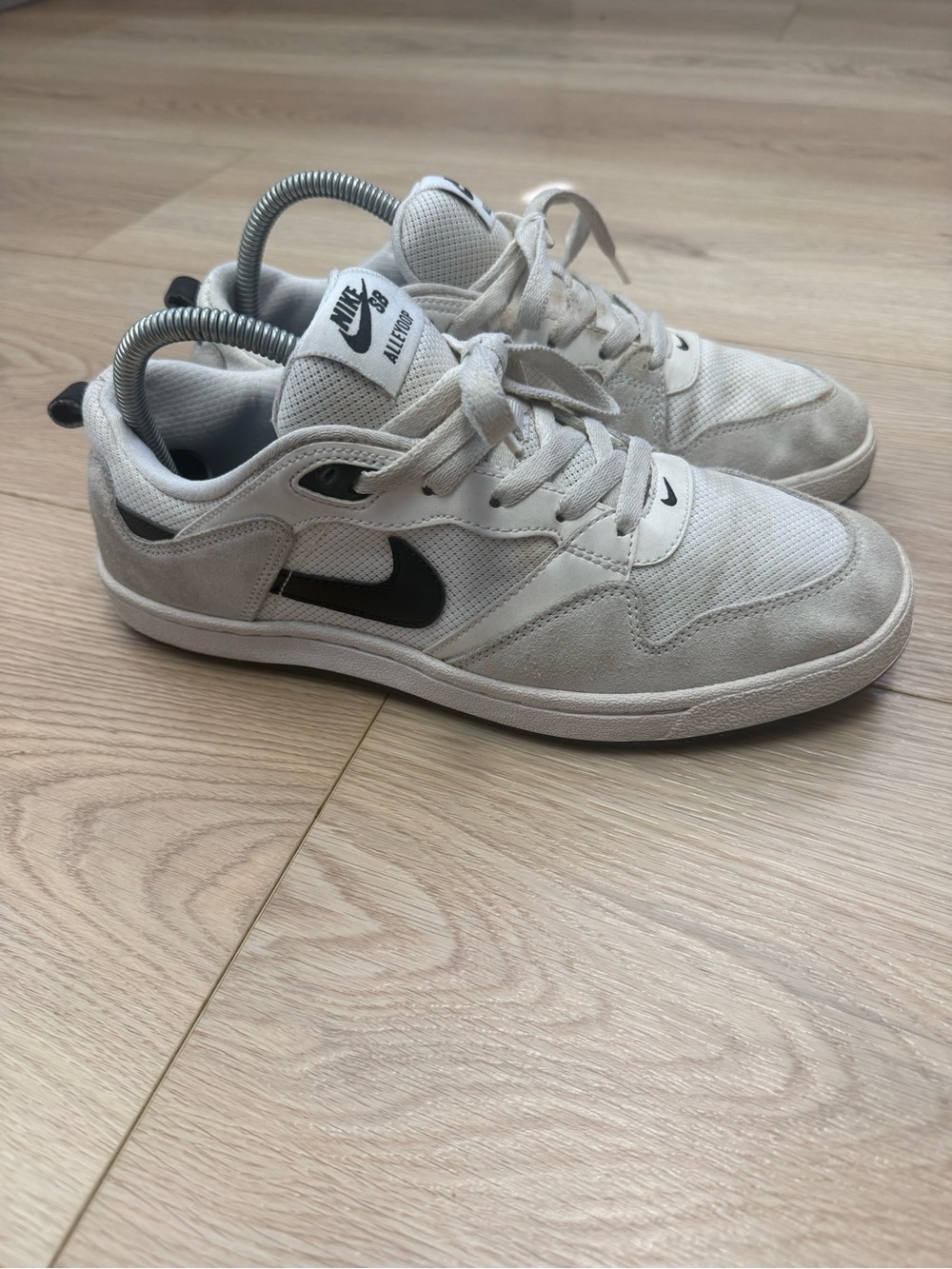 Nike SB Alleyoop White Black 2020
White CQ0369-100 woman’s size 9